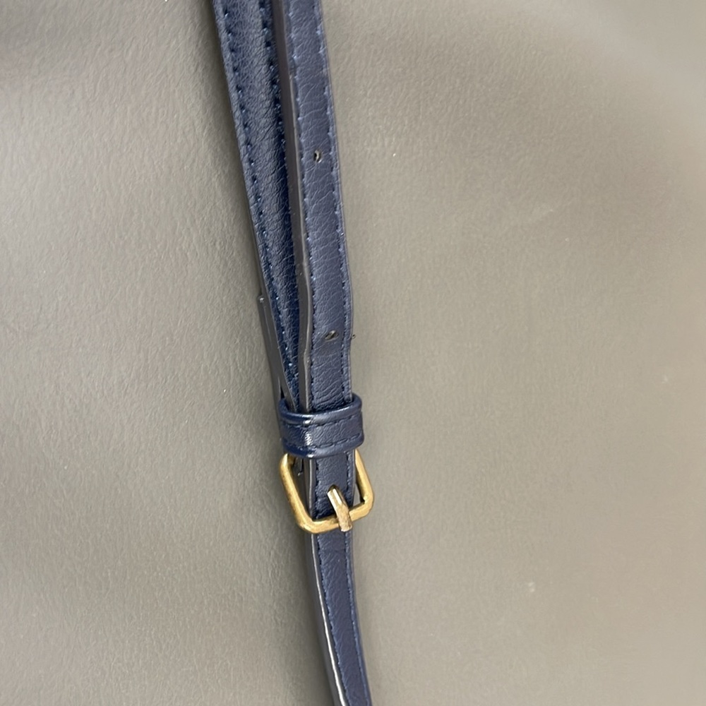 👛 Classic Gap Navy Blue Synthetic Leather Adjustable Strap Purse. - Picture 6 of 7